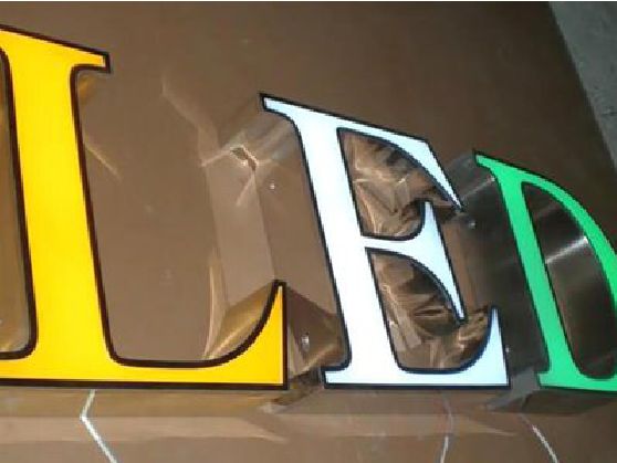 从江介绍LED招牌的基础知识。