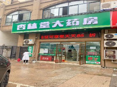 从江铝塑板门头招牌的特点。